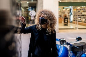 Montse Bonet Perruqueria i Estètica Vilafranca amb servei de delivery, arribem a casa teva